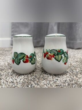 Vintage Salt & Pepper Shakers Farmhouse Country CottageCore Kitchen Collectibles